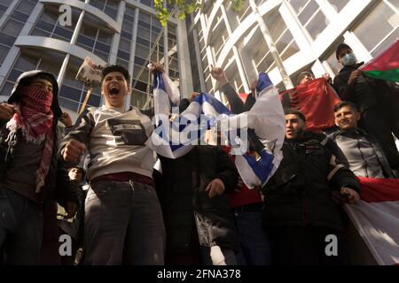 London, Großbritannien. 15 2021. Mai: Demonstranten verbrennen die Flagge Israels. SebastianGarraway/ AlamyLiveNachrichten Credit: Sebastian Garraway/Alamy Live News Stockfoto