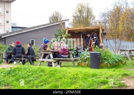 12. Dezember 2020 - Weihnachtsmarkt im Yurt Cafe St Katharine's Precinct, Limehouse, London, Großbritannien Stockfoto