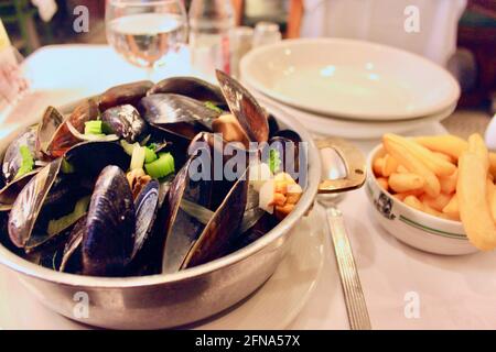 Ein authentisches Gericht aus Muscheln und Pommes oder Moules marinières. Stockfoto