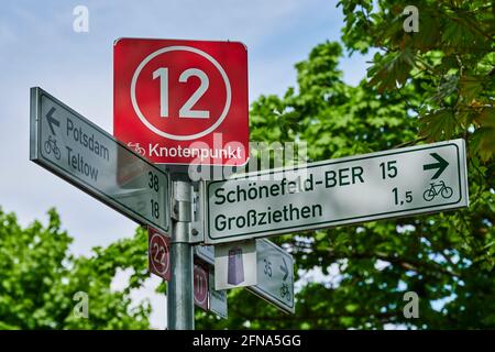 Berlin, Deutschland - 15. Mai 2021: Hinweisschild für Radfahrer auf dem Berliner Mauerweg zwischen Berlin und Brandenburg mit verschiedenen Ausflugszielen Stockfoto