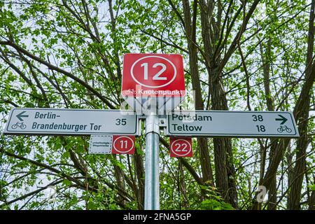 Berlin, Deutschland - 15. Mai 2021: Hinweisschild für Radfahrer auf dem Berliner Mauerweg zwischen Berlin und Brandenburg mit verschiedenen Ausflugszielen Stockfoto