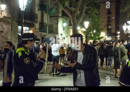 Barcelona, Katalonien, Spanien. Mai 2021. Am ersten Wochenende ohne Alarmzustand und ohne Ausgangssperre in Barcelona sind die Straßen des Stadtzentrums mit Menschen gefüllt, die sich treffen, um ohne Sicherheitsabstand oder Schutzmaske zu trinken. Die Polizei hat eine Räumungsoperation durchgeführt. Quelle: Thiago Prudencio/DAX/ZUMA Wire/Alamy Live News Stockfoto