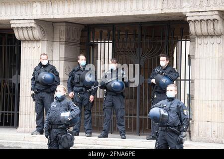 Frankfurt, Deutschland. 15 2021. Mai: Polizei sichert nach einer pro-palästinensischen Demonstration die Westend-Synagoge in Frankfurt am Main. Foto: Boris Roessler/dpa Quelle: dpa picture Alliance/Alamy Live News Stockfoto