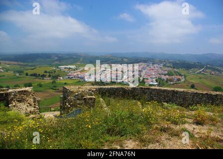 Panoramablick auf die Stadt von der Burgmauer, Aljezur, Portugal Stockfoto