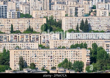 Wohngebiet von Tiflis, mehrstöckige Gebäude in Gldani und Mukhiani. Georgien Stockfoto