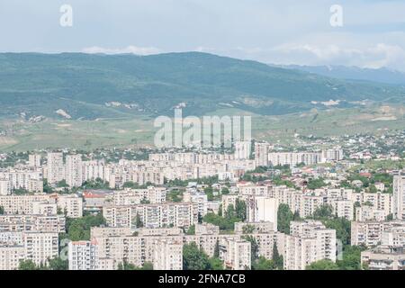 Wohngebiet von Tiflis, mehrstöckige Gebäude in Gldani und Mukhiani. Georgien Stockfoto