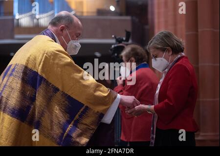 Frankfurt, Deutschland. Mai 15 2021: Johannes zu Eltz, Dekan der Stadt Frankfurt am Main und Pfarrer der Domgemeinde St. Bartholomäus, überreicht Bettina Limperg, evangelische Präsidentin des 3. Ökumenischen Kirchentages und Präsidentin des Bundesgerichtshofs, eine Waffel Während eines Gottesdienstes in der katholischen Kathedrale des Hl. Bartholomäus. Der Gottesdienst wird im Rahmen des 3. Ökumenischen Kirchentages stattfinden. In der Stadt werden gleichzeitig vier Gottesdienste stattfinden, die alle unter dem Motto „die Eucharistie auf ökumenisch sensible Weise feiern“ stehen. Foto: Sebastian Gollnow/dpa Kredit: Stockfoto