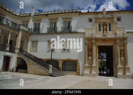 Schöner Innenhof im Universitätsgebäude, Coimbra, Portugal Stockfoto