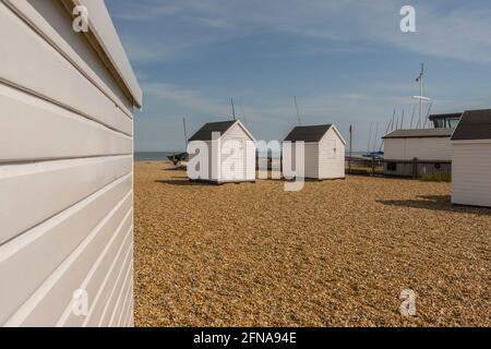 Strandhütten am Strand von Walter neben Deal an der Kent-Küste. Stockfoto