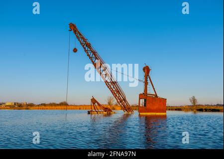 Versunkener Dragline-Kran bei Cliffe Pools am Südufer der Themse. In Der Nähe Von Lower Higham Kent Stockfoto