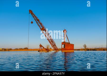 Versunkener Dragline-Kran bei Cliffe Pools am Südufer der Themse. In Der Nähe Von Lower Higham Kent Stockfoto