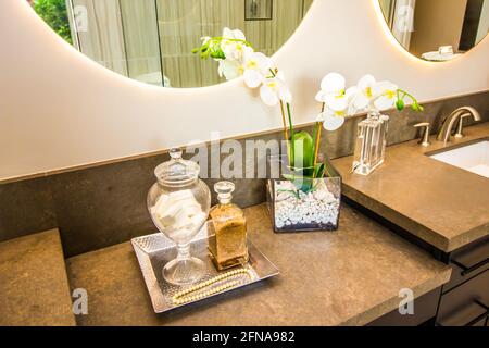 Hauptbadezimmer Mit Dekorationsartikeln Auf Granitzählern Stockfoto