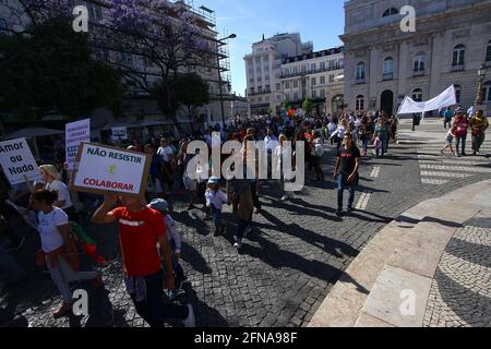 Lissabon, Portugal. Mai 2021. Demonstranten halten Plakate während der Demonstration für die Freiheit. Tausende von Menschen demonstrierten am Samstag in Lissabon gegen den Umgang der portugiesischen Regierung mit der Covid-19-Pandemie und für eine größere individuelle und soziale Freiheit von sozialen Einschränkungen gemäß dem Notstandsdekret. Kredit: SOPA Images Limited/Alamy Live Nachrichten Stockfoto