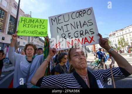 Lissabon, Portugal. Mai 2021. Demonstranten halten Plakate während der Demonstration für die Freiheit. Tausende von Menschen demonstrierten am Samstag in Lissabon gegen den Umgang der portugiesischen Regierung mit der Covid-19-Pandemie und für eine größere individuelle und soziale Freiheit von sozialen Einschränkungen gemäß dem Notstandsdekret. Kredit: SOPA Images Limited/Alamy Live Nachrichten Stockfoto