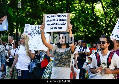 Lissabon, Portugal. Mai 2021. Demonstranten halten Plakate während der Demonstration für die Freiheit. Tausende von Menschen demonstrierten am Samstag in Lissabon gegen den Umgang der portugiesischen Regierung mit der Covid-19-Pandemie und für eine größere individuelle und soziale Freiheit von sozialen Einschränkungen gemäß dem Notstandsdekret. Kredit: SOPA Images Limited/Alamy Live Nachrichten Stockfoto