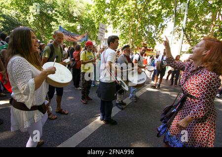 Lissabon, Portugal. Mai 2021. Demonstranten spielen Schlaginstrumente zur Unterstützung der Freiheit während der Demonstration. Tausende von Menschen demonstrierten am Samstag in Lissabon gegen den Umgang der portugiesischen Regierung mit der Covid-19-Pandemie und für eine größere individuelle und soziale Freiheit von sozialen Einschränkungen gemäß dem Notstandsdekret. Kredit: SOPA Images Limited/Alamy Live Nachrichten Stockfoto
