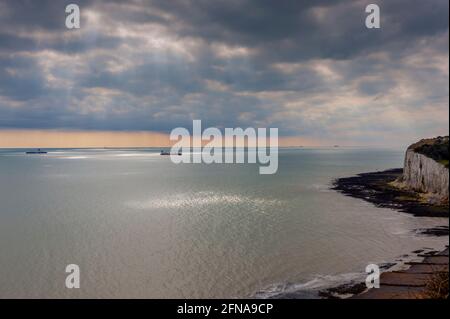 Blick auf den Ärmelkanal von den Weißen Klippen von Dover mit einer Cross-Channel-Fähre, die am späten Nachmittag den Hafen von Dover verlässt Stockfoto