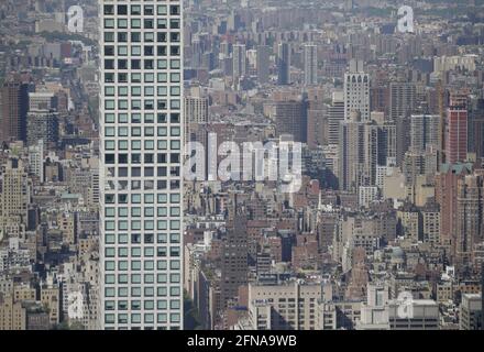 New York, Usa. Mai 2021. Der Blick auf die 432 Park Avenue und die Skyline von Manhattan kann vom Summit One Vanderbilt im One Vanderbilt am Freitag, den 14. Mai 2021 in New York City aus gesehen werden. Summit One ist ein 1,401 Meter über der Krone von One Vanderbilt gelegenes, fesselndes Erlebnis und Observatorium, das direkt mit dem Grand Central Terminal verbunden ist. Summit One Vanderbilts 65,000 Quadratmeter großes multisensorisches Erlebnis mit einer Außenterrasse wird offiziell am 21. Oktober der Öffentlichkeit zugänglich gemacht. Foto von John Angelillo/UPI Credit: UPI/Alamy Live News Stockfoto