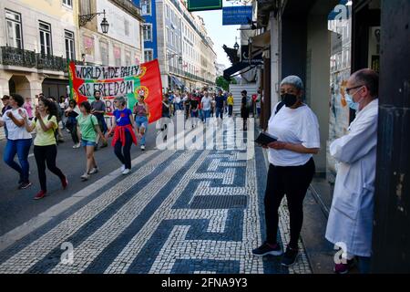 Lissabon, Portugal. Mai 2021. Während der Demonstration halten die Demonstranten ein Transparent in der Hand, während sie auf der Straße marschieren. Tausende von Menschen demonstrierten am Samstag in Lissabon gegen den Umgang der portugiesischen Regierung mit der Covid-19-Pandemie und für eine größere individuelle und soziale Freiheit von sozialen Einschränkungen gemäß dem Notstandsdekret. (Foto von Jorge Castellanos/SOPA Images/Sipa USA) Quelle: SIPA USA/Alamy Live News Stockfoto