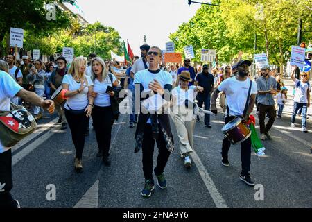 Lissabon, Portugal. Mai 2021. Während der Demonstration für die Freiheit singt ein Protestler Parolen. Tausende von Menschen demonstrierten am Samstag in Lissabon gegen den Umgang der portugiesischen Regierung mit der Covid-19-Pandemie und für eine größere individuelle und soziale Freiheit von sozialen Einschränkungen gemäß dem Notstandsdekret. (Foto von Jorge Castellanos/SOPA Images/Sipa USA) Quelle: SIPA USA/Alamy Live News Stockfoto