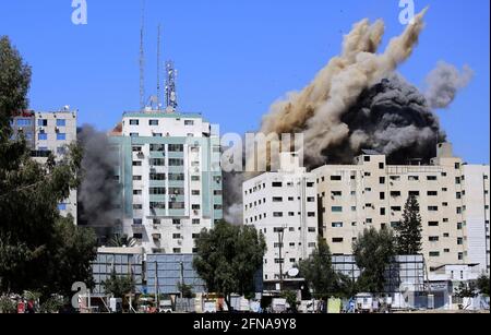 Gaza, Gaza. Mai 2021. Während eines israelischen Luftanschlags in Gaza-Stadt am Samstag, dem 15. Mai 2021, in Gaza-Stadt, wird eine Luftbombe auf den Jala-Turm abgeworfen. Der Angriff kam etwa eine Stunde, nachdem das israelische Militär den Menschen befohlen hatte, das Gebäude zu evakuieren, in dem sich auch Al-Jazeera und eine Reihe von Büros und Wohnungen befanden. Es gab keine unmittelbare Erklärung dafür, warum das Gebäude ins Visier genommen wurde. Foto von Ahmad Zaqut/UPI Credit: UPI/Alamy Live News Stockfoto