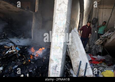 Rafah, Gaza. Mai 2021. Palästinenser inspizieren die Schäden nach einem israelischen Angriff auf das Haus in Rafah im südlichen Gazastreifen am Samstag, dem 15. Mai 2021. Israel hat Gaza weiterhin gejagt, wobei die Zahl der Todesopfer in der Enklave am fünften Tag des Konflikts auf über 139 ansteigt, die 1000 Verletzte getötet haben, darunter 37 Kinder und 22 Frauen. Foto von Ismael Mohamad/UPI Credit: UPI/Alamy Live News Stockfoto