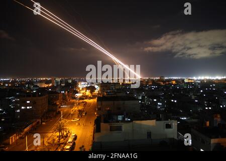 Rafah, Gaza. Mai 2021. Palästinensische Familien evakuieren am Samstag, den 15. Mai 2021, ein Gebäude, das auf israelische Bombardierungen in der Stadt Rafah im südlichen Gazastreifen abzielt.Foto von Ismael Mohamad/UPI Quelle: UPI/Alamy Live News Stockfoto