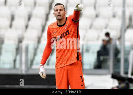 Turin, Italien. Mai 2021. Samir Handanovic vom FC Internazionale reagiert während des Fußballspiels der Serie A zwischen dem FC Juventus und dem FC Internazionale im Allianz-Stadion in Turin (Italien) am 15. Mai 2021. Foto Giuliano Marchisciano/Insidefoto Kredit: Insidefoto srl/Alamy Live News Stockfoto