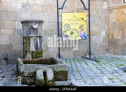 Alter öffentlicher Brunnen in der Altstadt von Baku. Antiker tränender Brunnen in Icherisheher Stockfoto