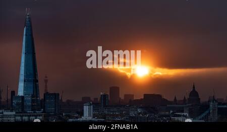 London, Großbritannien. Mai 2021. Wetter in Großbritannien: Dramatischer Abenduntergang über der Stadt, einschließlich des Shard-Wolkenkratzers und der Sehenswürdigkeiten der St. Paul's Cathedral. Kredit: Guy Corbishley/Alamy Live Nachrichten Stockfoto