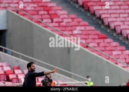 Lissabon, Portugal. Mai 2021. Sporting-Cheftrainer Ruben Amorim zeigt sich während des Fußballspiels der Portugiesischen Liga zwischen SL Benfica und Sporting CP am 15. Mai 2021 im Luz-Stadion in Lissabon, Portugal. Quelle: Pedro Fiuza/ZUMA Wire/Alamy Live News Stockfoto