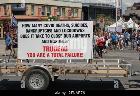 Ottawa, Kanada. Mai 2021. „No more Lockdown“-Kundgebung auf der Straße von Ottawa, bei der Menschen die dritte Sperre anprangern die Provinz Ontario ist in der anhaltenden Covid-19-Pandemie. Mit Zeichen, die die Arbeit der Provinz- und Bundesregierungen anprangern und gegen verschiedene Komponenten der Sperre protestieren, wie die Schließung der Kirche, die Einführung von Impfstoffen und allgemeine Angriffe auf die persönliche Freiheit. Der marsch von mehreren hundert Teilnehmern endete vor dem kanadischen Parlament. Kredit: Meanderingemu/Alamy Live Nachrichten Stockfoto