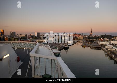 Tallinn Estland Skyline der Stadt in der Morgensonne gesehen Vom Deck der MS Silja Europa Stockfoto