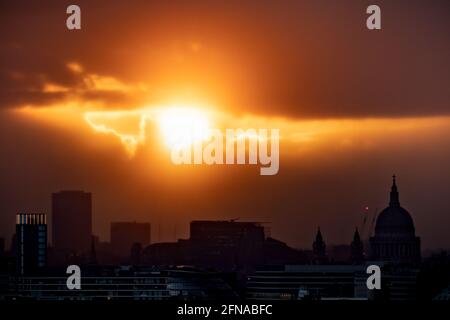 London, Großbritannien. Mai 2021. UK Wetter: Dramatischer Abenduntergang über der Stadt inklusive Wahrzeichen der St. Paul's Cathedral. Kredit: Guy Corbishley/Alamy Live Nachrichten Stockfoto