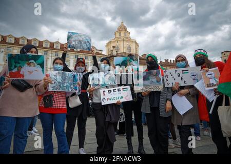 Turin, Italien. Mai 2021. Friedliche Demonstranten zeigen Plakate während einer Solidaritätsdemonstration mit Palästina. Quelle: MLBARIONA/Alamy Live News Stockfoto