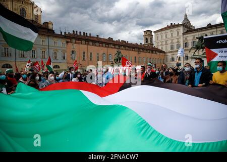 Turin, Italien. Mai 2021. Aus Solidarität mit Palästina winken die Menschen eine riesige Flagge. Quelle: MLBARIONA/Alamy Live News Stockfoto