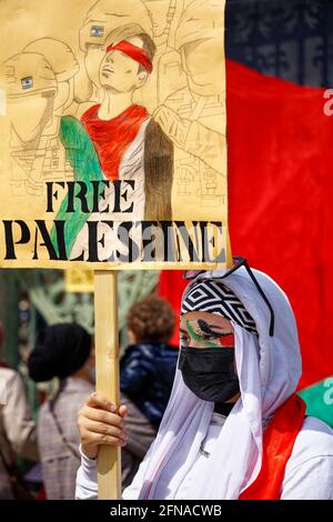 Turin, Italien. Mai 2021. Ein friedlicher Protestler mit palästinensischer Flaggenfarbe hält während einer Solidaritätsdemonstration mit Palästina ein Plakat mit dem Titel „Free Palestine“. Quelle: MLBARIONA/Alamy Live News Stockfoto