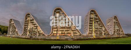 Ein Panoramablick auf den berühmten Gebäudekomplex The Wave in the Evening Sunlight, Vejle, Dänemark, 10. Mai 2021 Stockfoto