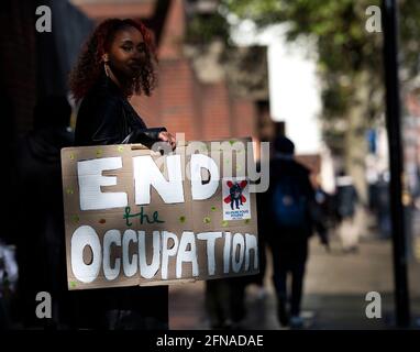 London, Großbritannien. Mai 2021. Demonstranten marschieren zur israelischen Botschaft in London, in Solidarität mit Palästina, da viele israelische Städte in einem Konflikt zwischen jüdischen und arabischen Menschen stehen. Quelle: Loredana Sangiuliano/Alamy Live News Stockfoto