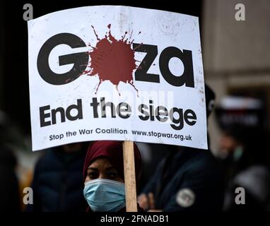 London, Großbritannien. Mai 2021. Demonstranten marschieren zur israelischen Botschaft in London, in Solidarität mit Palästina, da viele israelische Städte in einem Konflikt zwischen jüdischen und arabischen Menschen stehen. Quelle: Loredana Sangiuliano/Alamy Live News Stockfoto