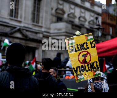 London, Großbritannien. Mai 2021. Demonstranten marschieren zur israelischen Botschaft in London, in Solidarität mit Palästina, da viele israelische Städte in einem Konflikt zwischen jüdischen und arabischen Menschen stehen. Quelle: Loredana Sangiuliano/Alamy Live News Stockfoto