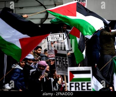 London, Großbritannien. Mai 2021. Demonstranten marschieren zur israelischen Botschaft in London, in Solidarität mit Palästina, da viele israelische Städte in einem Konflikt zwischen jüdischen und arabischen Menschen stehen. Quelle: Loredana Sangiuliano/Alamy Live News Stockfoto
