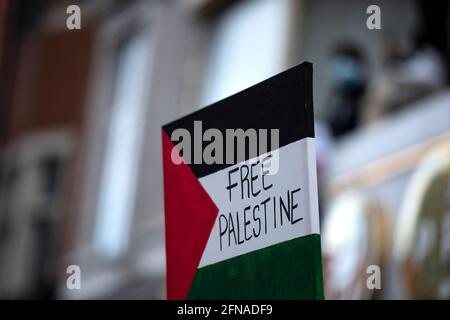 London, Großbritannien. Mai 2021. Demonstranten marschieren zur israelischen Botschaft in London, in Solidarität mit Palästina, da viele israelische Städte in einem Konflikt zwischen jüdischen und arabischen Menschen stehen. Quelle: Loredana Sangiuliano/Alamy Live News Stockfoto