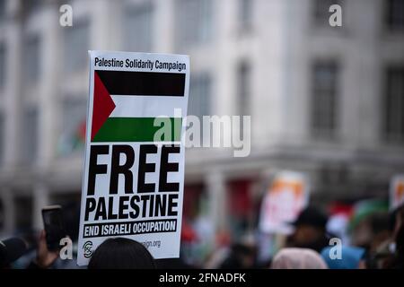 London, Großbritannien. Mai 2021. Demonstranten marschieren zur israelischen Botschaft in London, in Solidarität mit Palästina, da viele israelische Städte in einem Konflikt zwischen jüdischen und arabischen Menschen stehen. Quelle: Loredana Sangiuliano/Alamy Live News Stockfoto