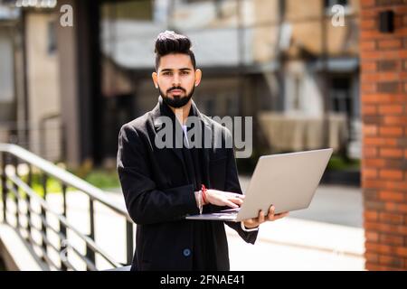 East Indian American College Student auf dem Campus, arbeitet auf Laptop-Computer. Stockfoto