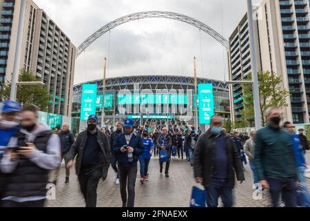Wembley Stadium, Wembley Park, Großbritannien. Mai 2021. Chelsea-Fans verlassen das Wembley Stadium nach der Niederlage ihrer Teams gegen Leicester City im FA Cup-Finale. Kredit: amanda Rose/Alamy Live Nachrichten Stockfoto