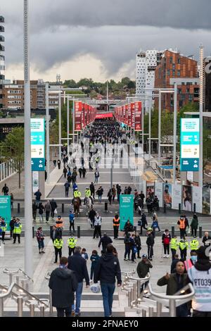 Wembley Stadium, Wembley Park, Großbritannien. Mai 2021. Chelsea-Fans verlassen das Wembley Stadium nach der Niederlage ihrer Teams gegen Leicester City im FA Cup-Finale. Kredit: amanda Rose/Alamy Live Nachrichten Stockfoto