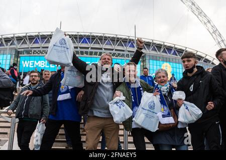 Wembley Stadium, Wembley Park, Großbritannien. Mai 2021. Leicester City-Fans feiern im Wembley Stadium ihren FA Cup-Finalsieg gegen Chelsea. Es war der erste FA-Cup-Sieg des Vereins in seiner 137-jährigen Geschichte. Sie hatten vier Endspiele erreicht und alle verloren. Kredit: amanda Rose/Alamy Live Nachrichten Stockfoto