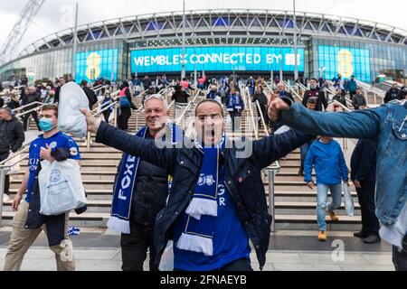 Wembley Stadium, Wembley Park, Großbritannien. Mai 2021. Leicester City-Fans feiern im Wembley Stadium ihren FA Cup-Finalsieg gegen Chelsea. Es war der erste FA-Cup-Sieg des Vereins in seiner 137-jährigen Geschichte. Sie hatten vier Endspiele erreicht und alle verloren. Kredit: amanda Rose/Alamy Live Nachrichten Stockfoto