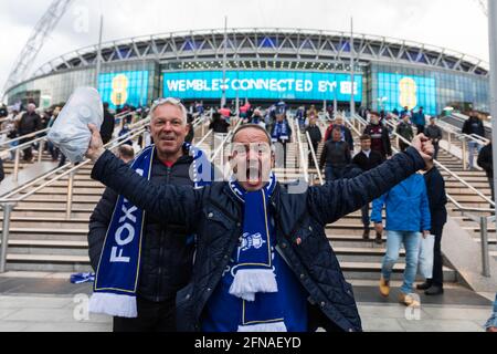 Wembley Stadium, Wembley Park, Großbritannien. Mai 2021. Leicester City-Fans feiern im Wembley Stadium ihren FA Cup-Finalsieg gegen Chelsea. Es war der erste FA-Cup-Sieg des Vereins in seiner 137-jährigen Geschichte. Sie hatten vier Endspiele erreicht und alle verloren. Kredit: amanda Rose/Alamy Live Nachrichten Stockfoto